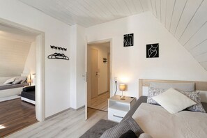 3 slaapkamers, een strijkplank/strijkijzer, gratis wifi, beddengoed