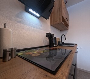 Geladeira, micro-ondas, fogão, cooktop