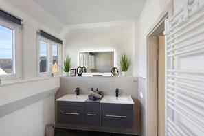 Een douche, een haardroger, handdoeken