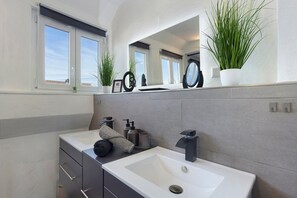 Shower, hair dryer, towels