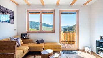 Fernseher, DVD-Player, Tischtennisplatte, Stereoanlage