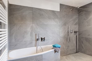 Dusche, Haartrockner, Handtücher