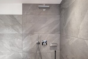 Een douche, een haardroger, handdoeken