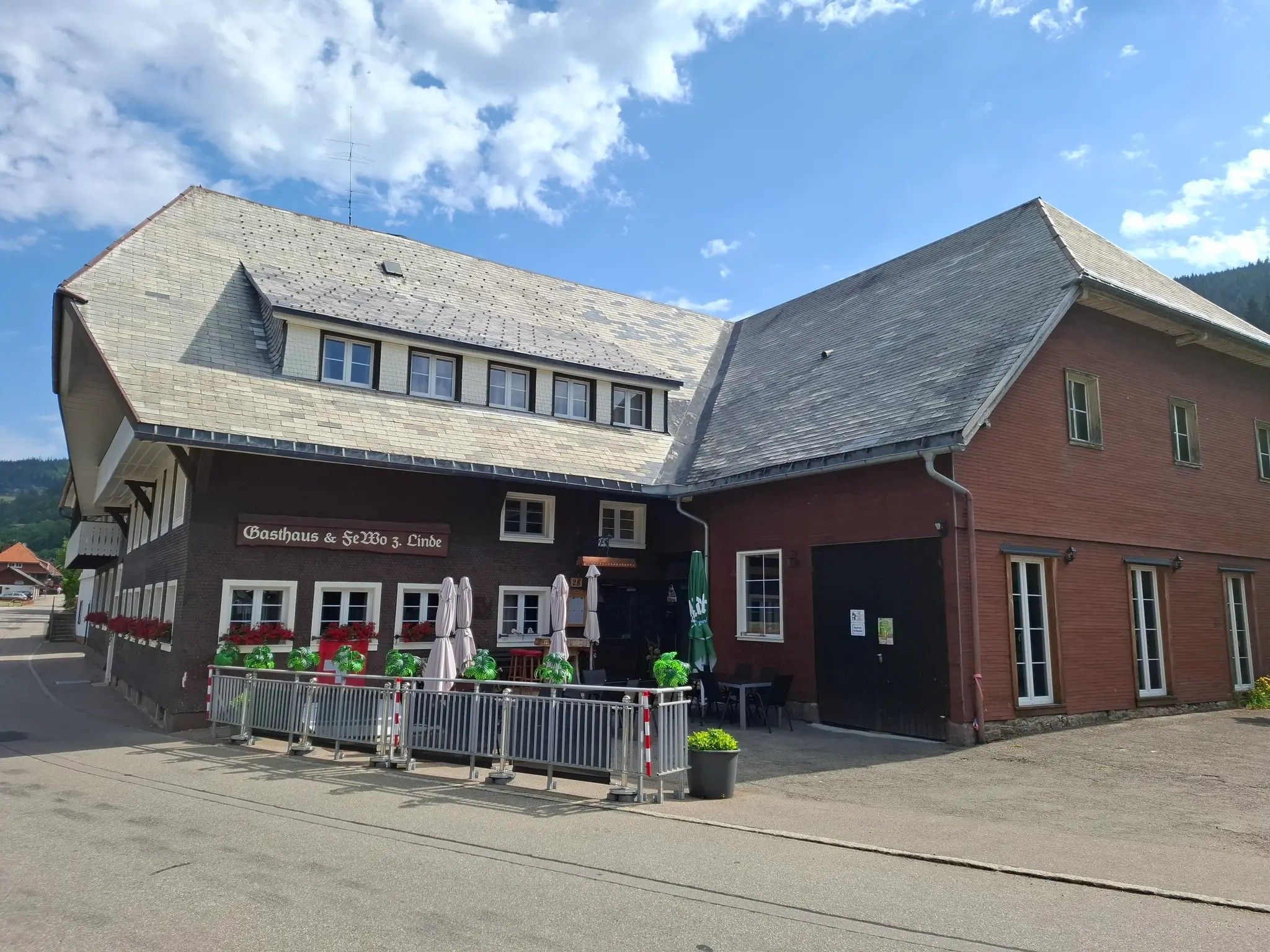 A two-story building with a sign reading 'Basthaus & Seiloo 3. Linde'.
