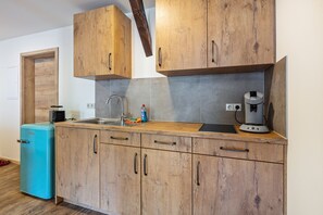 Refrigerador, parrilla de estufa, cafetera y tetera y tetera eléctrica 