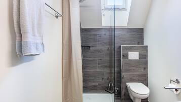 Een douche, een haardroger, handdoeken