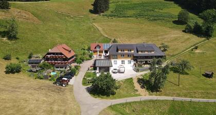 Apartment 'Auszeit -Gipfhof-' with Mountain View, Shared Garden and Wi-Fi