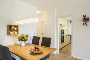 Dining - Apartment 'Mit 78qm' with Private Terrace and Wi-Fi (Höchenschwand)