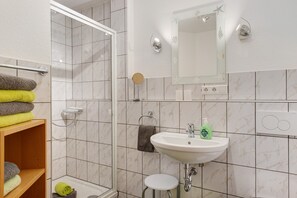 Dusche, Haartrockner, Handtücher