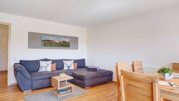 Fernseher, DVD-Player, Tischtennisplatte, Stereoanlage