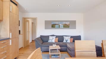 Tv, dvd-spelare, ett bordtennisbord och en stereo