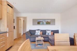 Fernseher, DVD-Player, Tischtennisplatte, Stereoanlage