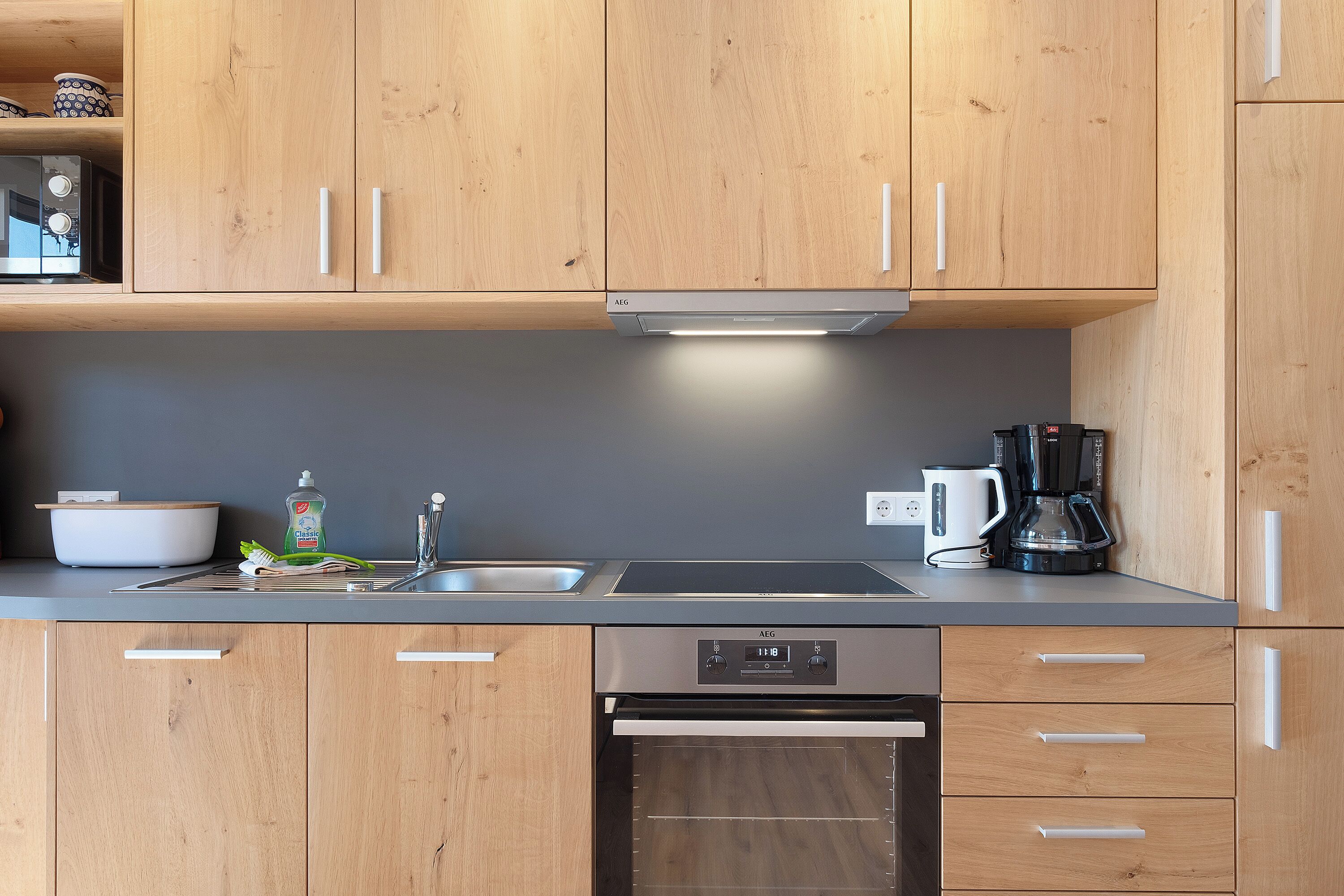 Jääkaappi, mikroaaltouuni, uuni, liesi