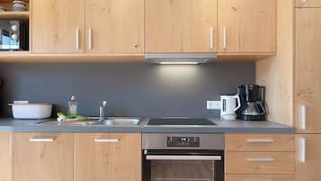 Jääkaappi, mikroaaltouuni, uuni, liesi