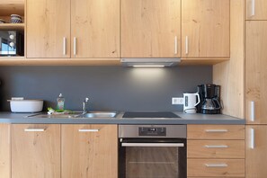 Kjøleskap, mikrobølgeovn, ovn og kokeplater