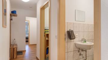 Dusche, Haartrockner, Handtücher