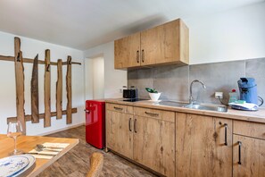 Frigorifero, piano cottura, macchina per tè/caffè, bollitore elettrico