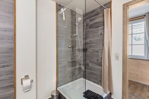 Dusche, Haartrockner, Handtücher