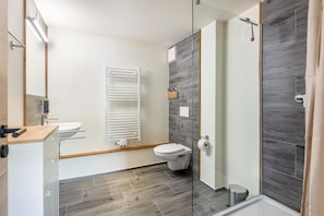 Een douche, een haardroger, handdoeken