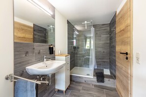 Douche, sèche-cheveux, serviettes fournies