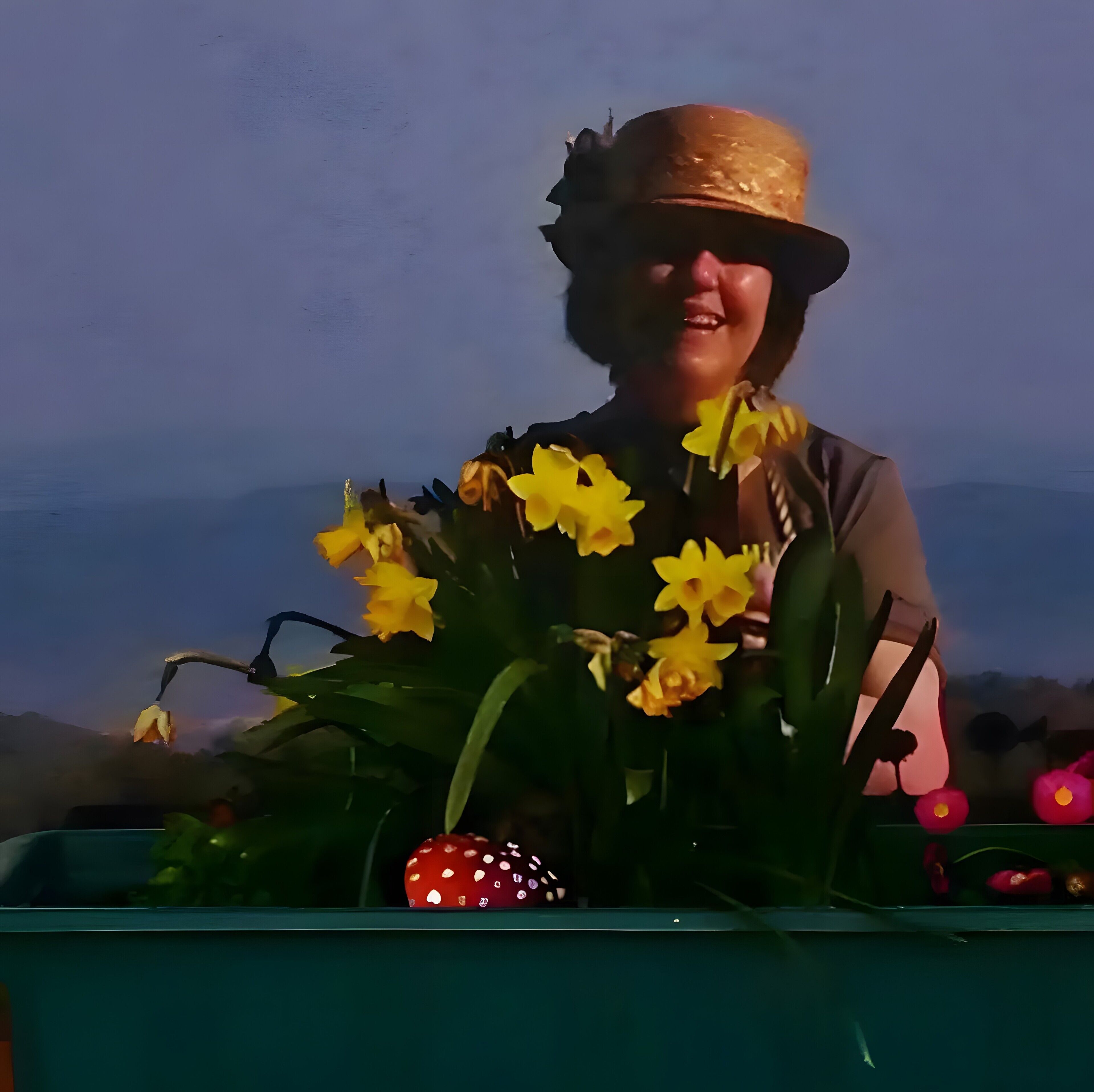 En person holder en buket gule blomster.