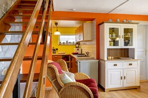 Fridge, microwave, oven, stovetop - Holiday Home 'Finnhütte Hohe Klinge' with Mountain View, Private Terrace and Balcony (Brotterode-Trusetal)