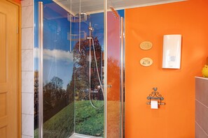 Shower, hair dryer, towels - Holiday Home 'Finnhütte Hohe Klinge' with Mountain View, Private Terrace and Balcony (Brotterode-Trusetal)