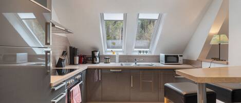 Kjøleskap, mikrobølgeovn, ovn og kokeplater