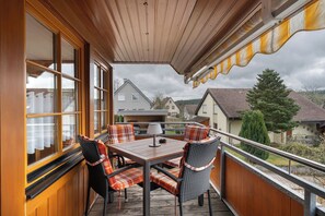 Outdoor dining - Apartment '84qm, 2 Schlafzimmer' with Shared Terrace, Shared Garden and Wi-Fi (St. Georgen)