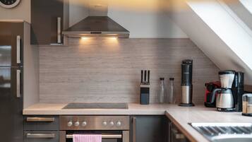 Kühlschrank, Mikrowelle, Ofen, Herdplatte