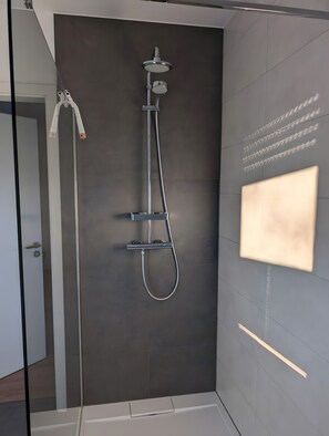 Shower, hair dryer, towels - Apartment 'Weitblick' with Mountain View (Winterberg)