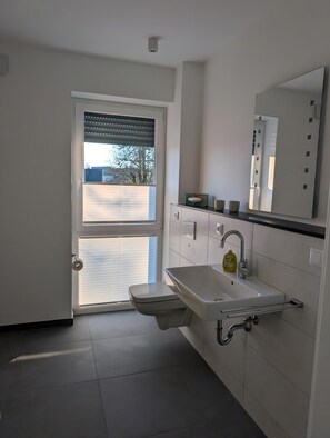 Douche, sèche-cheveux, serviettes fournies