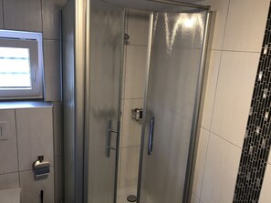 Shower, hair dryer, towels - Apartment 'Wiesenblick' with Shared Terrace, Balcony and Wi-Fi (Plettenberg)
