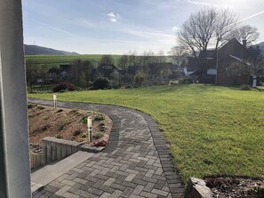Property grounds - Apartment 'Wiesenblick' with Shared Terrace, Balcony and Wi-Fi (Plettenberg)
