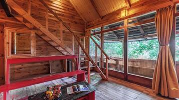 Maisonette, Balkon, Bergblick | Wohnbereich | Flachbildfernseher