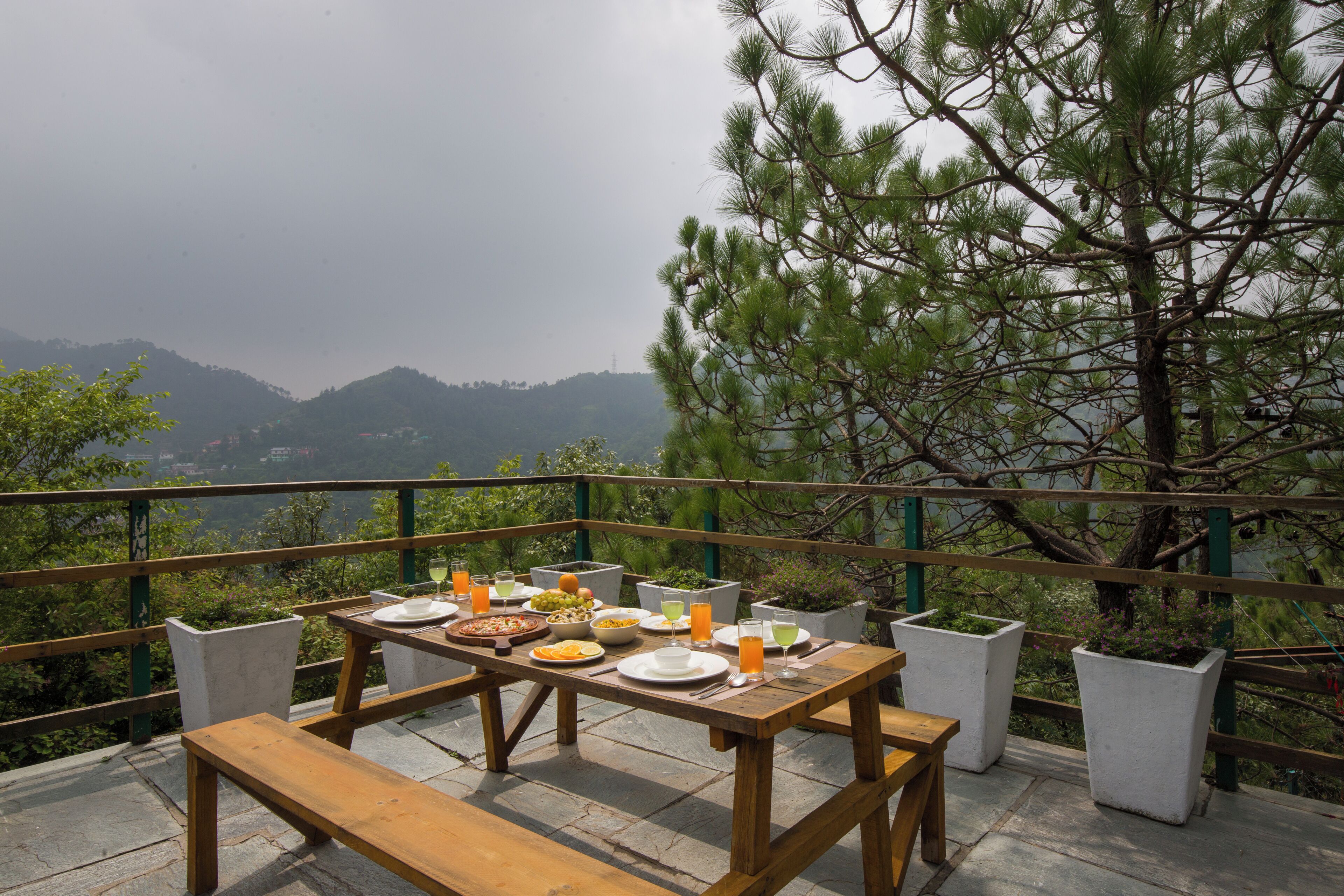 Un tavolo da pranzo apparecchiato all'aperto con vista panoramica sulle montagne.