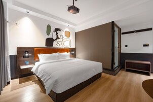 Habitación doble superior | Edredones de plumas, colchones con acolchado adicional, escritorio