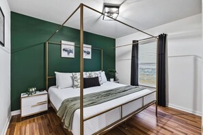 3 bedrooms, iron/ironing board, free WiFi, bed sheets - Pool Table, WALK to Downtown, Bars + Farmers Market (Nashville)