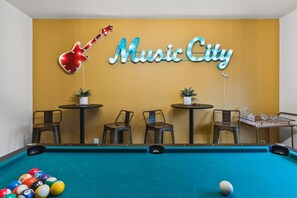 Games room - Pool Table, WALK to Downtown, Bars + Farmers Market (Nashville)
