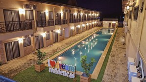 Un hotel con piscina, varios balcones y un letrero que dice "I love dream residences".