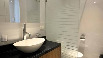 Standard Double Room | Bilik Mandi | Pancuran mandi, selipar, tuala disediakan, sabun