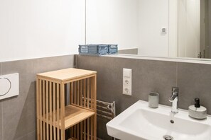 Dusj, hårføner, håndklær og såpe