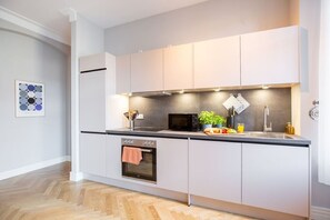 Fridge, microwave, oven, stovetop - Rudolf 27. (Berlin)