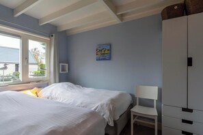 2 bedrooms, travel crib, free WiFi