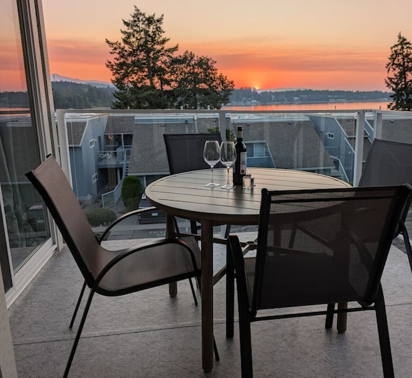Outdoor dining - Winter Waves Retreat Oceanview & Fire Tables (Nanoose Bay)