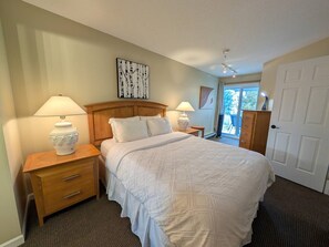 Een strijkplank/strijkijzer, wifi, beddengoed