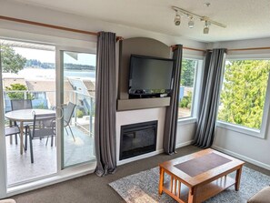 Fernseher, Kamin, Tischtennisplatte
