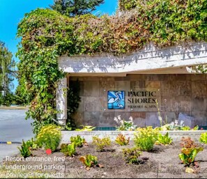 Exterior detail - Winter Waves Retreat Oceanview & Fire Tables (Nanoose Bay)