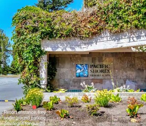 Exterior detail - Winter Waves Retreat Oceanview & Fire Tables (Nanoose Bay)