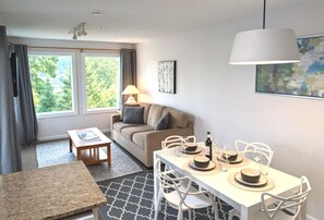 Televisie, een open haard en een tafeltennistafel